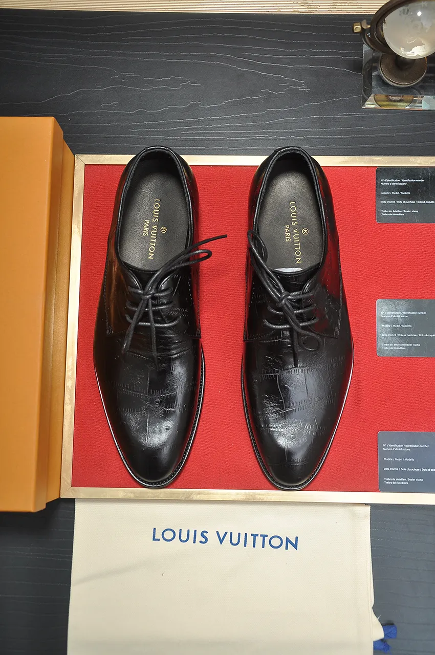 Men's men's shoes 💰540💶 [LV] (original single cowhide lining) 🍀LV's latest genuine leather business suit shoes are launched simultaneously on the official website. The first-layer cowhide imported from Italy is made of heavy gold, 💥official website 1:1 rubber outsole. Versatile to wear, high-end without losing class, and the color combination is extraordinary. This four-season style is alluring when worn on your feet, showing off your big-name flair. Standard code 38-45 (45 customized)
